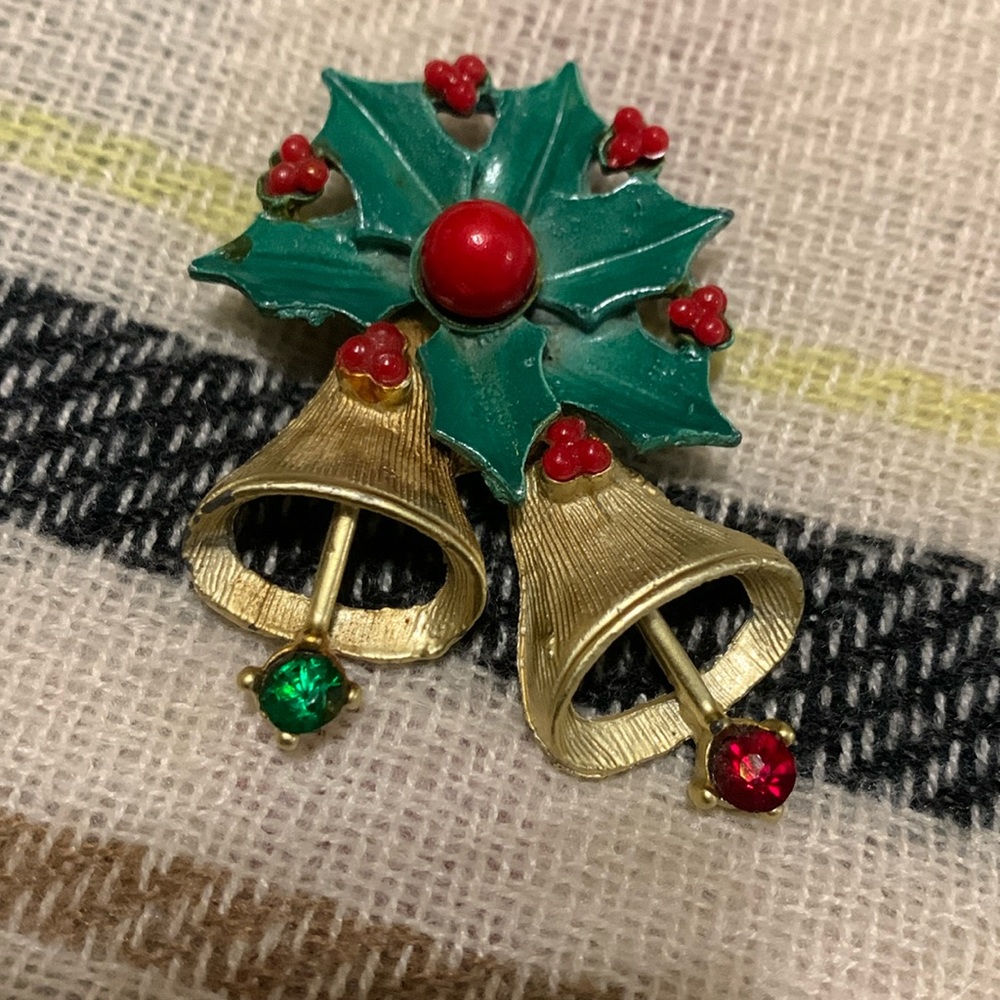 Vintage Bell Holly Pin/Brooch